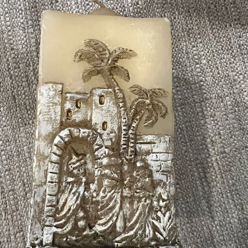 Absolutely stunning manger scene candle